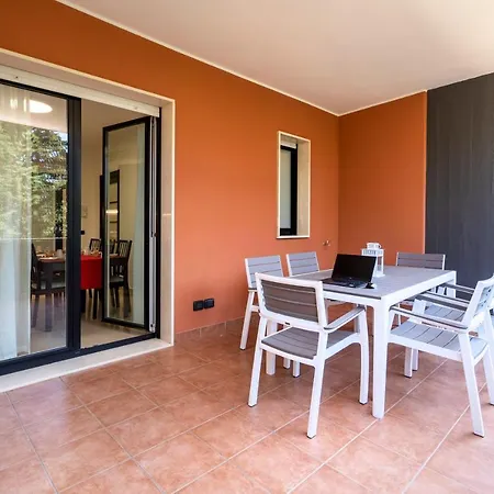 Boscoincitta With Garage And Whirlpool Tub דירה