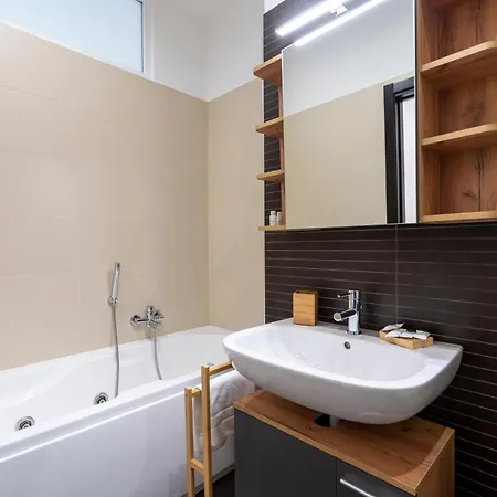 Boscoincitta With Garage And Whirlpool Tub דירה